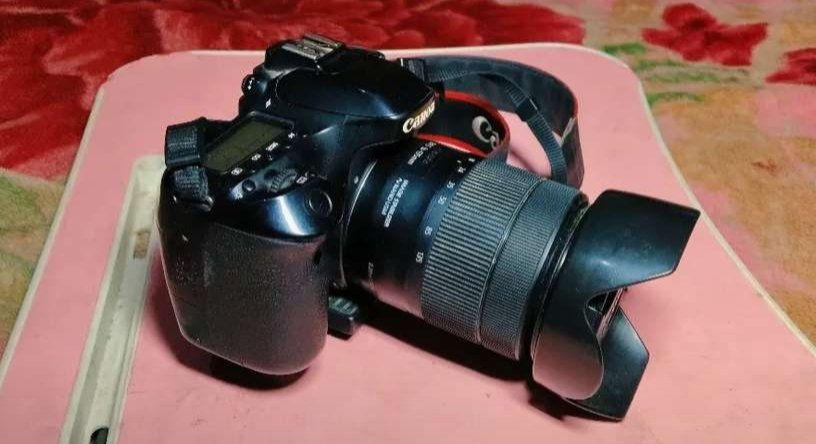 Canon EOS 80D DSLR with 24-105mm kit lens